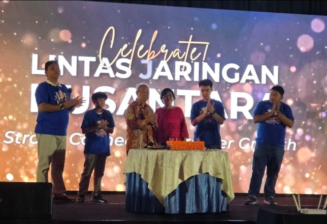 
 Direktur Utama PT LJN Kristoforus Hakim (kiri) bersama keluarga dan Direksi saat memotong kue ulang tahun perayaan selebrasi LJN ke 13 tahun di Luxus Grand Ballroom, Kemayoran, Jakarta saat pada Sabtu (23/5/2026).