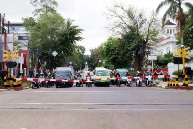 
 KAI Ingatkan Masyarakat Waspada di Perlintasan Sebidang: Ada 40 Perlintasan Aktif dengan Jalan Jebar dan Ramai Kendaraan