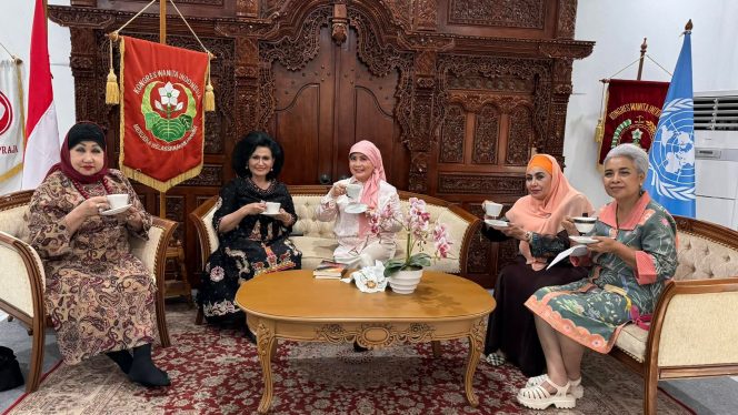 
 Catatan Halimah Munawir: Tomat yang Bertahan dan Harapan di Tengah Rupiah yang Kepanasan