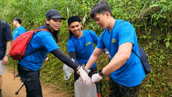 
 FIFGROUP Ajak Karyawan Trekking, Kumpulkan 240 Kg Sampah dan Resmikan 4 Toilet Umum