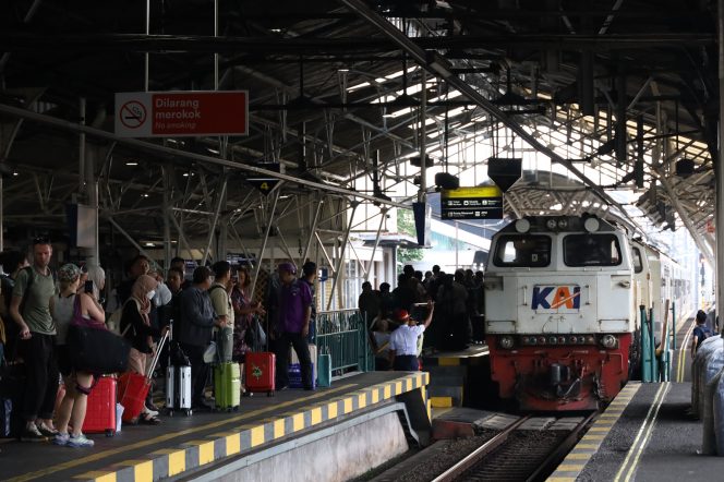 
 Penjualan Tiket Long Weekend Tembus 1,3 Juta, KAI Layani 956 Ribu Pelanggan dalam Lima Hari