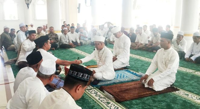 
 Tiga Pasangan Pengantin Melangsungkan Akad Nikah di Masjid Jami’ Teungku Chik Reubee