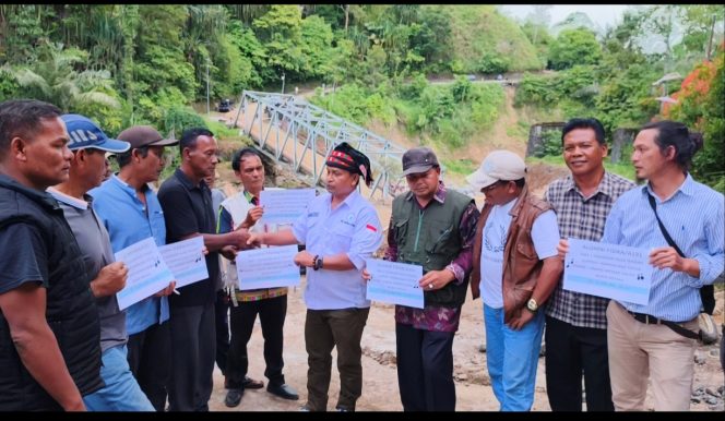 
 Warga dan Komunitas Salurkan Donasi Rp12,8 Juta untuk Perbaikan Jalur Enang-Enang
