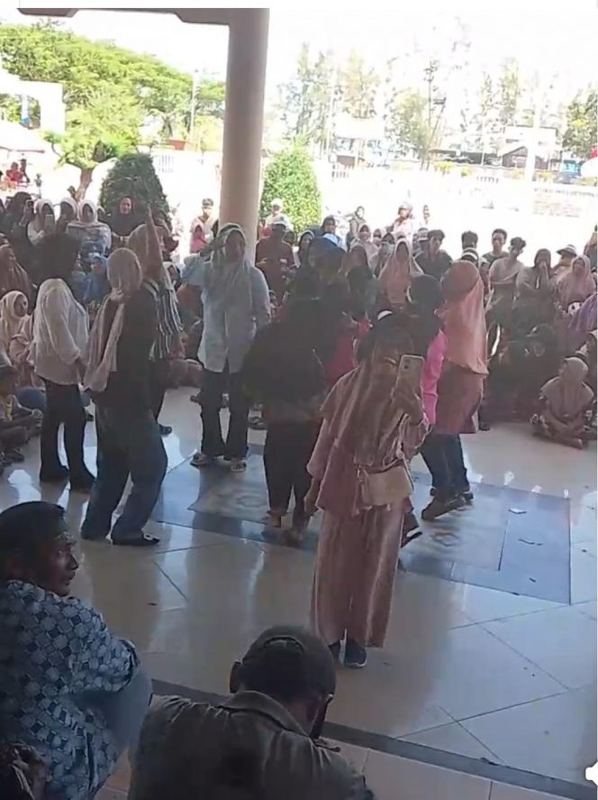 
 Viral dan Dinilai Memalukan! Puluhan Emak-Emak Joget DJ Saat Demo di Kantor Bupati Aceh Singkil, Tuai Kritik Keras Publik
