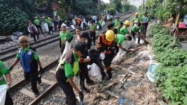 KAI Daop 1 Jakarta lakukan giat bersih jalur rel KA untuk keselamatan KA dan kelestarian lingkungan. (Ist)