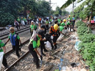 KAI Daop 1 Jakarta lakukan giat bersih jalur rel KA untuk keselamatan KA dan kelestarian lingkungan. (Ist)