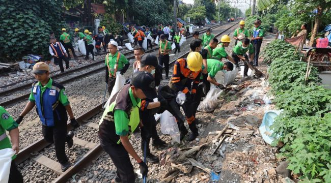 KAI Daop 1 Jakarta lakukan giat bersih jalur rel KA untuk keselamatan KA dan kelestarian lingkungan. (Ist)