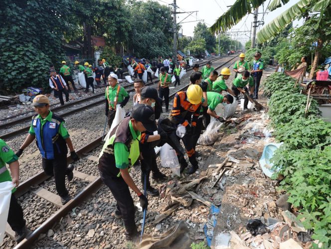 
 KAI Daop 1 Jakarta lakukan giat bersih jalur rel KA untuk keselamatan KA dan kelestarian lingkungan. (Ist)