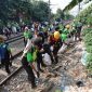 KAI Daop 1 Jakarta lakukan giat bersih jalur rel KA untuk keselamatan KA dan kelestarian lingkungan. (Ist)
