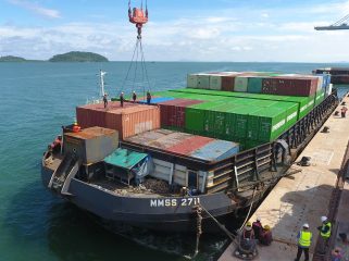 Layanan perdana operasional layanan peti kemas di Terminal Kijing, Pontianak, Kalimantan Barat 