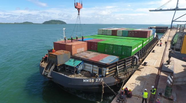 Layanan perdana operasional layanan peti kemas di Terminal Kijing, Pontianak, Kalimantan Barat 