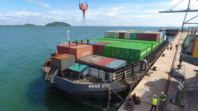 
 Layanan perdana operasional layanan peti kemas di Terminal Kijing, Pontianak, Kalimantan Barat 