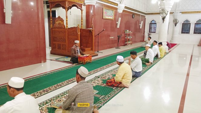 
 Tradisi Mengaji Subuh Tetap Hidup di Masjid Jamik Tgk Chik Di Reubee