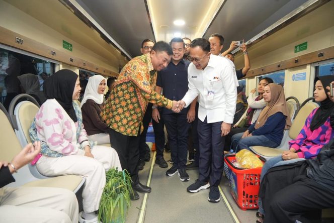 
 Dongkrak Sektor UMKM dan Tani, KA Cikuray Kini Punya Kereta Khusus Petani-Pedagang