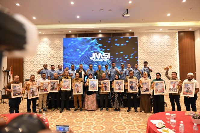 
 Terima Penghargaan JMSI, Mahlizar Safdi ketua Posko Rakyat Dedikasikan Piala untuk Istri, Ratusan Relawan Posko Rakyat, dan Sinergi Lintas Sektor