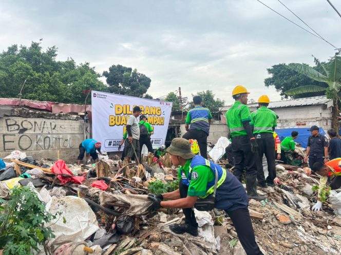 
 Jaga Keselamatan Perjalanan Kereta, KAI Services Dukung Bersih Lintas Pasar Senen-Gang Sentiong