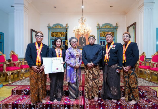 
 Dirut PTP Nonpetikemas Raih Gelar Kehormatan Kanjeng Raden Tumenggung dari Keraton Surakarta