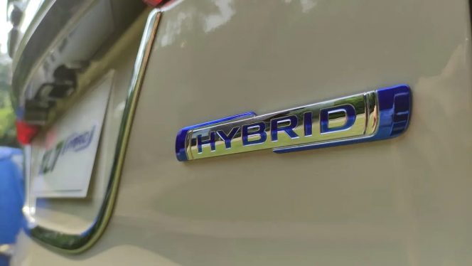 
 Pertamax Naik, Penjualan BEV Stagnan: 3 Alasan Hybrid Justru Masih Juara 