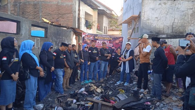 
 Ketua DPP dan DPW Sulawesi Bersatu Serahkan Bantuan kepada Korban Kebakaran di Jalan Alauddin 3