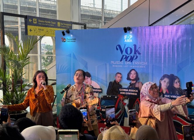
 Asyik! Nonton The Virgin dan Ade Govinda di Stasiun LRT Halim Sambil Nyruput Kopi Gula Aren Loko Café