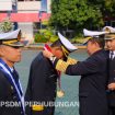 Kepala BPSDMP kalungkan tanda kelulusan pada perwakilan perwira PIP Semarang