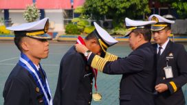 Kepala BPSDMP kalungkan tanda kelulusan pada perwakilan perwira PIP Semarang