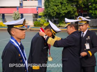 Kepala BPSDMP kalungkan tanda kelulusan pada perwakilan perwira PIP Semarang