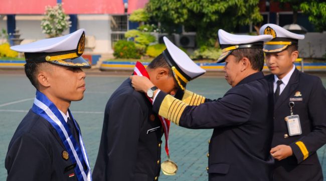 Kepala BPSDMP kalungkan tanda kelulusan pada perwakilan perwira PIP Semarang