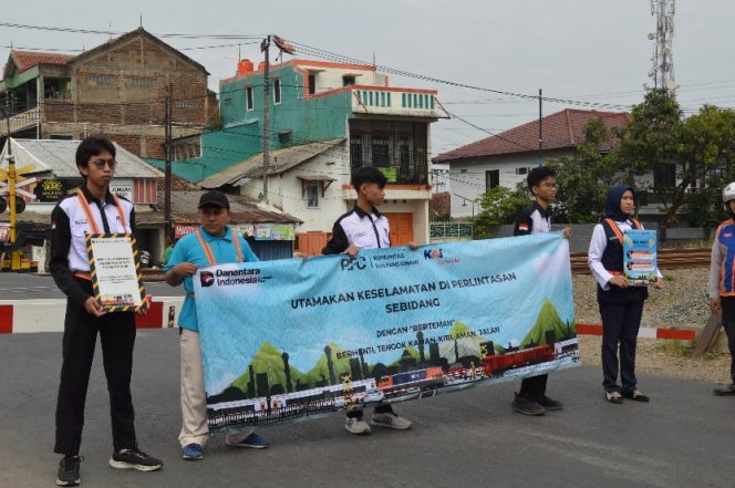 
 KAI: Jangan Terburu-buru di Perlintasan Kereta Saat Libur Sekolah, Berhenti Sejenak Bisa Selamatkan Nyawa