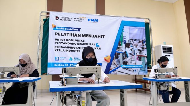 
 PNM dan Mandiri Taspen Dorong Kemandirian Difabel Lewat Pelatihan Operator Jahit Sepatu di Brebes