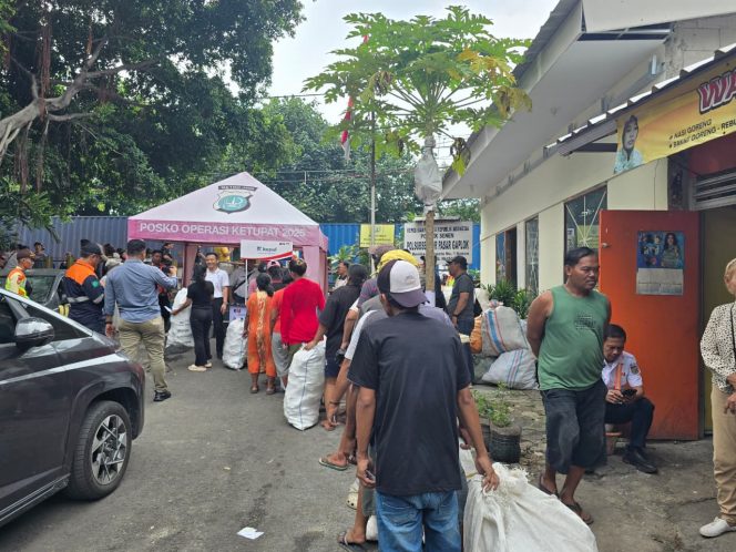 
 KAI Services Ajak Warga Pasar Gaplok Tukar Sampah dengan Sembako