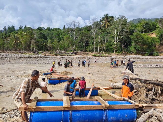 
 Bermodalkan Rp25 Juta Hasil Donasi, Warga Reje Payung Kembali Bangun Jembatan Apung
