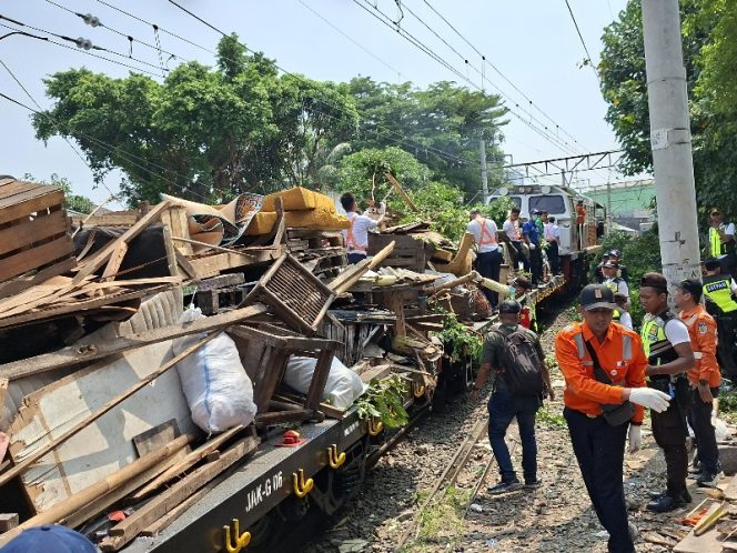 
 KAI Daop 1 Jakarta Tertibkan 95 Bangunan dan Lapak di Jalur Pasarsenen–Pasar Gaplok Demi Keselamatan KA