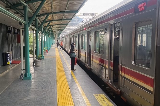 
 Stasiun JIS Disambut Antusias, Penumpang KRL Tembus 4.200 Orang dalam Sepekan