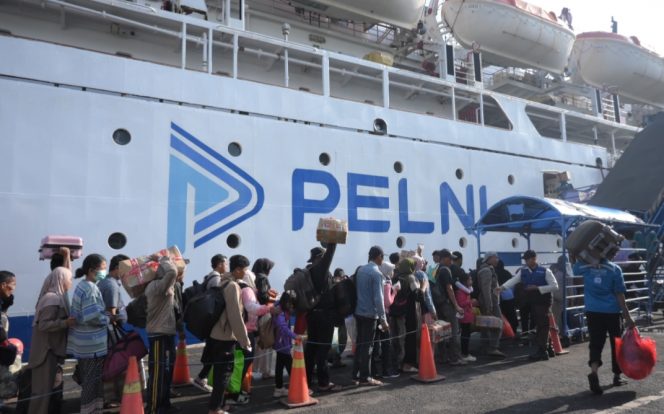 
 Penumpang kapal PELNI