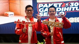 Chief Marketing Officer Lion Parcel Kenny Kwanto (kiri) bersama Chief Retail Officer Lion Parcel Febri Andika (kanan) di Jakarta (4/6/2026).
