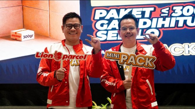 
 Chief Marketing Officer Lion Parcel Kenny Kwanto (kiri) bersama Chief Retail Officer Lion Parcel Febri Andika (kanan) di Jakarta (4/6/2026).
