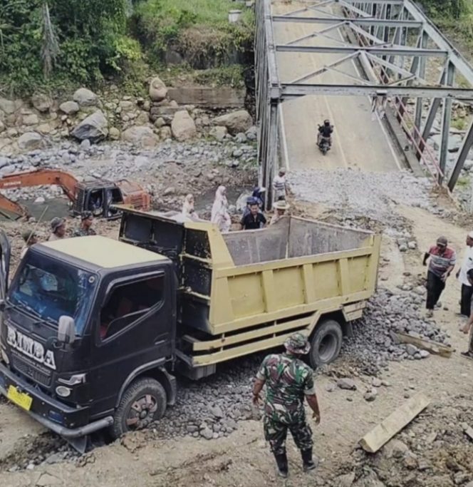 
 Warga Bangun Jalan Enang-Enang dari Dana Donasi
