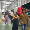 Penumpang di Pelabuhan Penyeberangan
