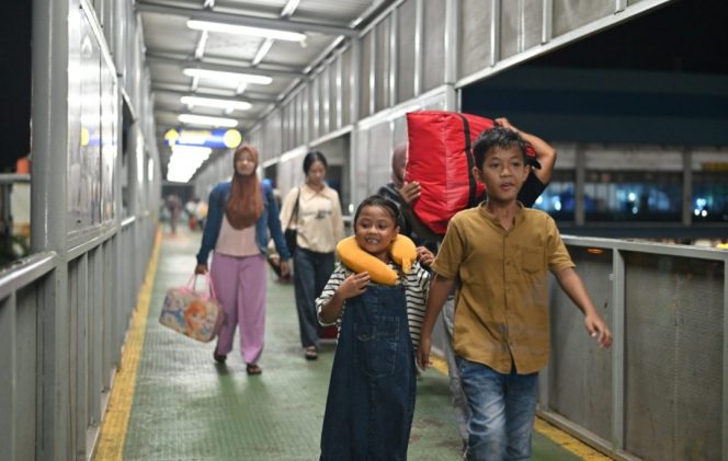 
 Penumpang di Pelabuhan Penyeberangan