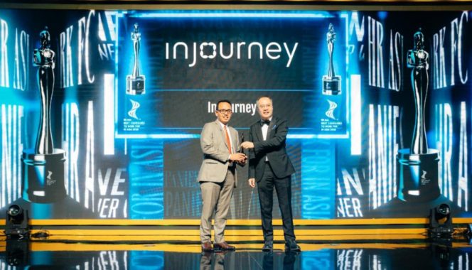 
 InJourney saat menerima penghargaan