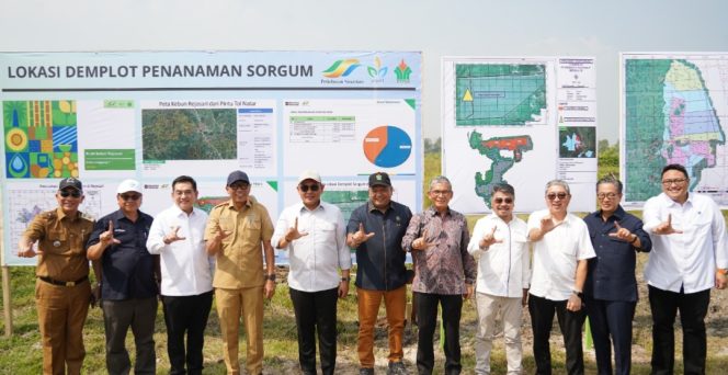
 Wakil BKPM, Gubernur Lampung, dan Dirut PTPN I bersama jajaran