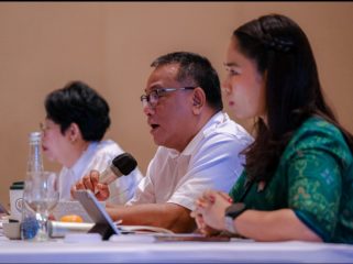 Wamenpar (berbaju hijau) saat pimpin rapat di Bali