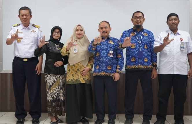 
 Kepala KSOP Cirebon bersama perwakilan 3 lembaga pendidikan
