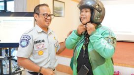 Kepala Jasa Raharja Bali bersama pengemudi Ojek Online di sela Sosialiasi