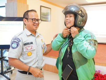 Kepala Jasa Raharja Bali bersama pengemudi Ojek Online di sela Sosialiasi