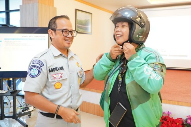 
 Kepala Jasa Raharja Bali bersama pengemudi Ojek Online di sela Sosialiasi