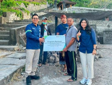 Penyerahan simbolis bantuan ASDP untuk Desa Adat Bali