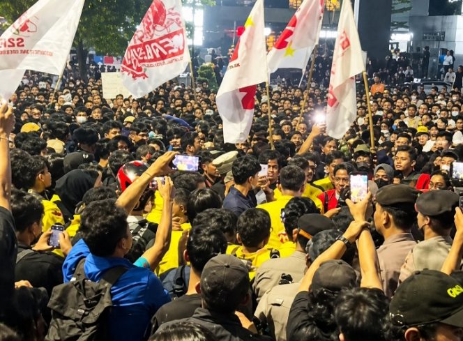 
 Mahasiswa Demo di Bundaran HI,  Aparat TNI dan Polisi Menghadang