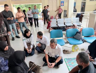 Direktur SDM ASDP berbincang dengan keluarga korban insiden KMP Aceh Hebat 2